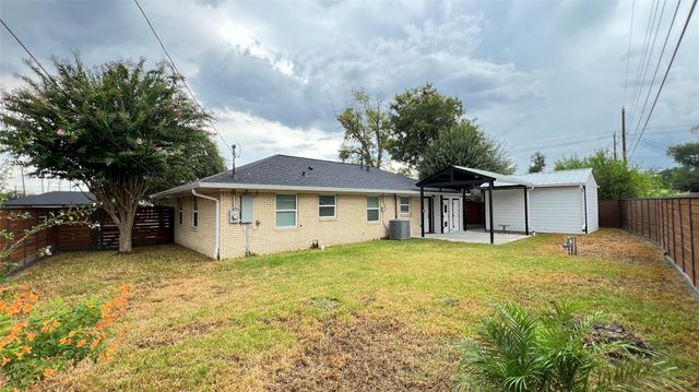 105 E Rocky Creek Road, Houston, TX 77076