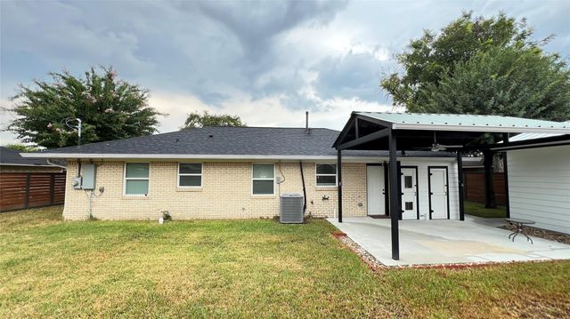 105 E Rocky Creek Road, Houston, TX 77076