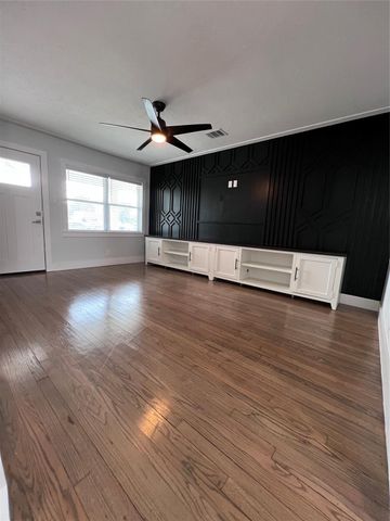 105 E Rocky Creek Road, Houston, TX 77076
