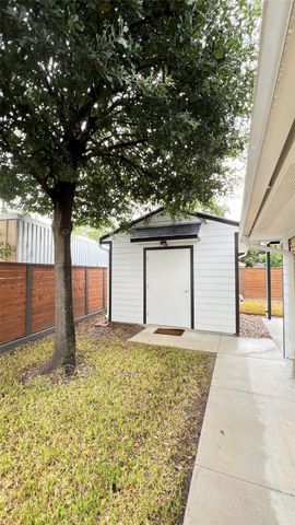 105 E Rocky Creek Road, Houston, TX 77076