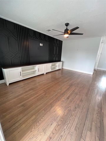 105 E Rocky Creek Road, Houston, TX 77076