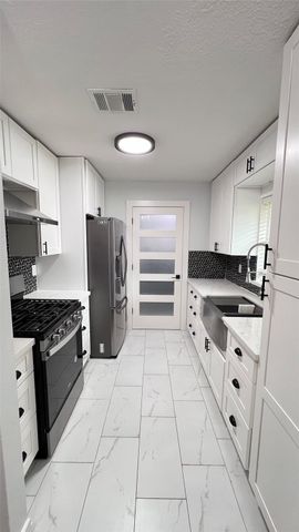 105 E Rocky Creek Road, Houston, TX 77076