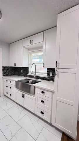 105 E Rocky Creek Road, Houston, TX 77076