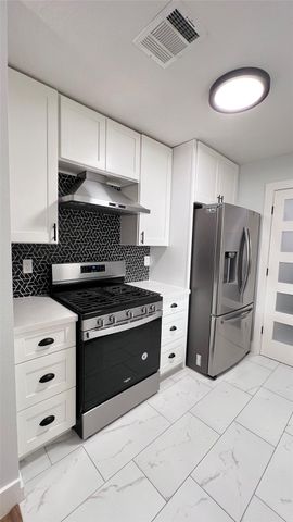 105 E Rocky Creek Road, Houston, TX 77076