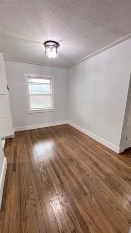 105 E Rocky Creek Road, Houston, TX 77076