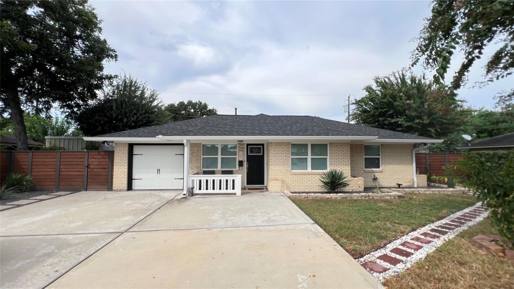 105 E Rocky Creek Road, Houston, TX 77076