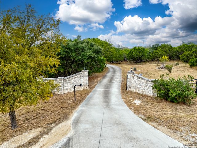 1258 River Bluff, Pipe Creek, TX 78063
