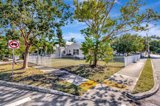 736 Rockland Drive, West Palm Beach, FL 33405