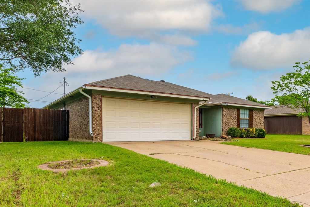 937 Springhill Drive, Burleson, TX 76028