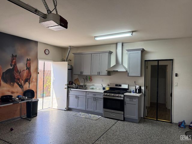 9507 Lake Victoria Drive, Bakersfield, CA 93312
