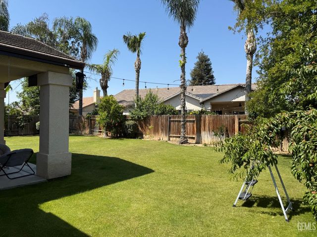 9507 Lake Victoria Drive, Bakersfield, CA 93312