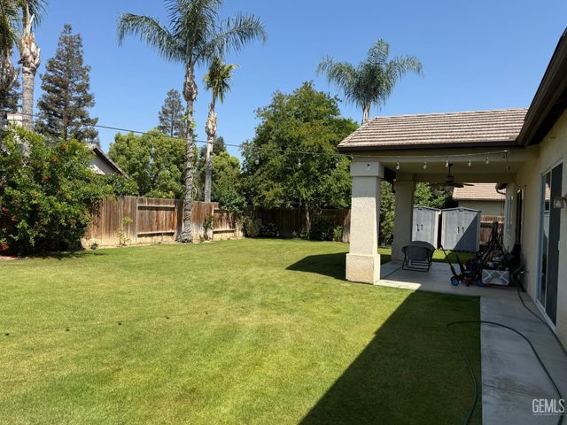 9507 Lake Victoria Drive, Bakersfield, CA 93312