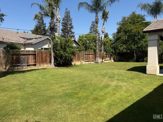 9507 Lake Victoria Drive, Bakersfield, CA 93312