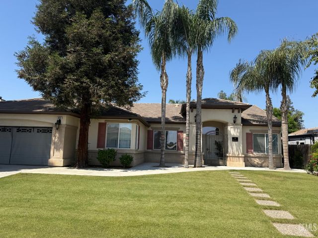 9507 Lake Victoria Drive, Bakersfield, CA 93312