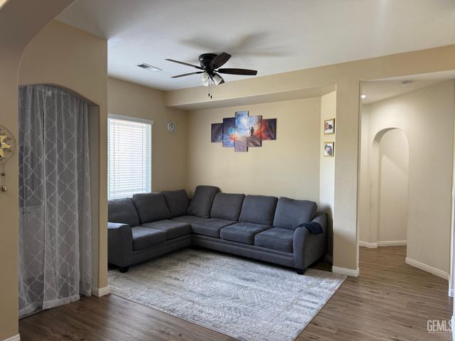 9507 Lake Victoria Drive, Bakersfield, CA 93312