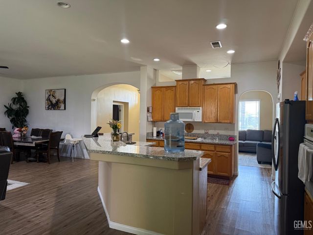 9507 Lake Victoria Drive, Bakersfield, CA 93312