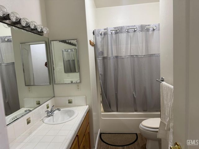 9507 Lake Victoria Drive, Bakersfield, CA 93312