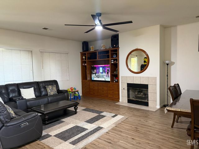 9507 Lake Victoria Drive, Bakersfield, CA 93312