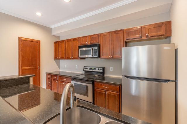 4515 Briar Hollow Place 304, Houston, TX 77027