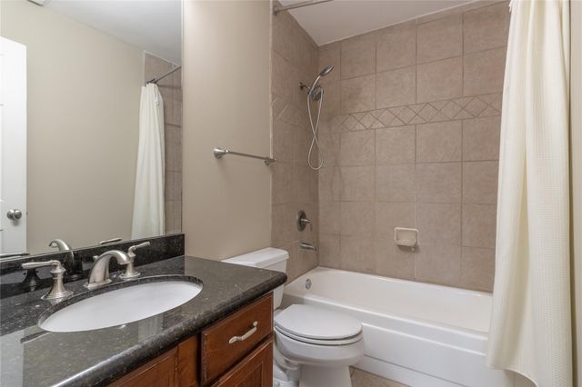 4515 Briar Hollow Place 304, Houston, TX 77027