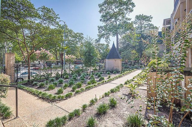 4515 Briar Hollow Place 304, Houston, TX 77027