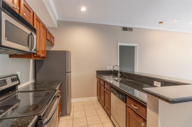 4515 Briar Hollow Place 304, Houston, TX 77027