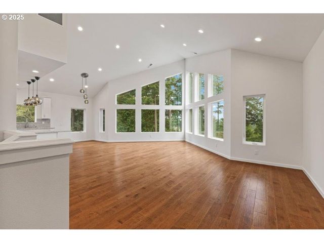 2495 CHESTER St, North Bend, OR 97459