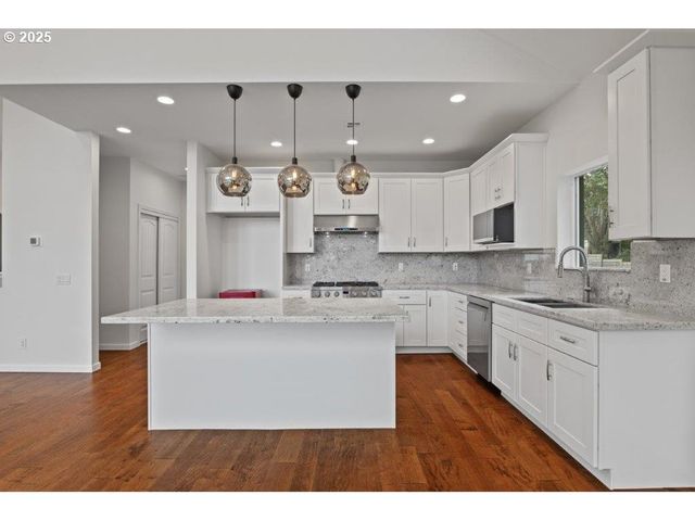 2495 CHESTER St, North Bend, OR 97459