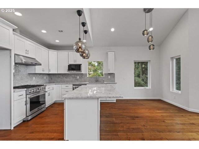 2495 CHESTER St, North Bend, OR 97459