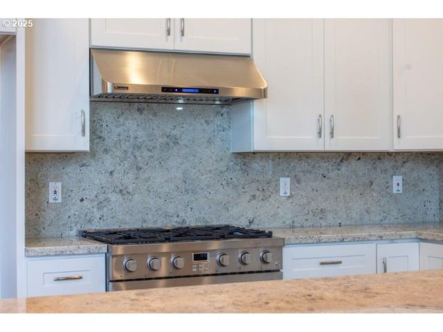 2495 CHESTER St, North Bend, OR 97459