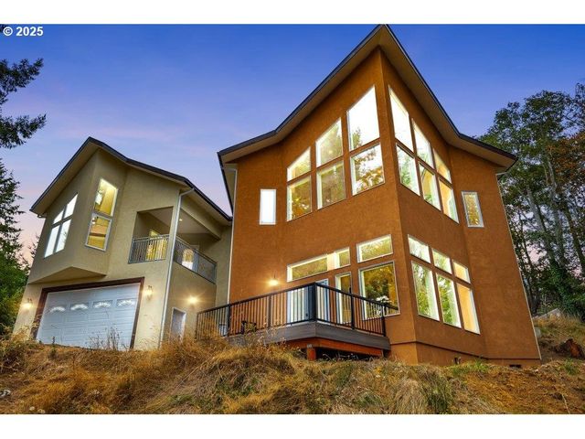 2495 CHESTER St, North Bend, OR 97459