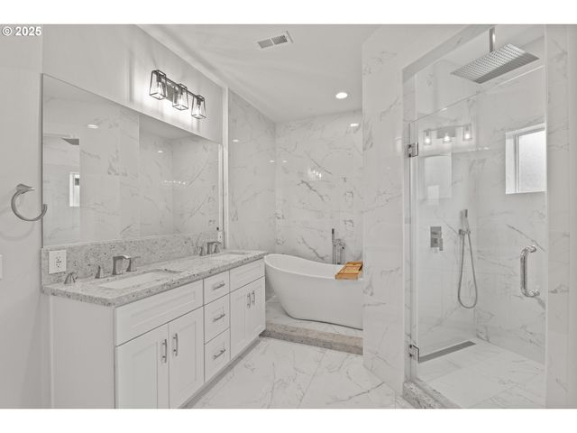 2495 CHESTER St, North Bend, OR 97459