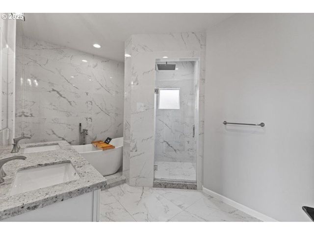 2495 CHESTER St, North Bend, OR 97459