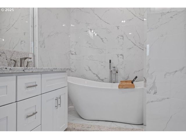 2495 CHESTER St, North Bend, OR 97459