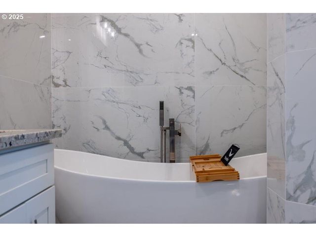 2495 CHESTER St, North Bend, OR 97459