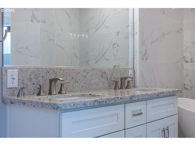 2495 CHESTER St, North Bend, OR 97459