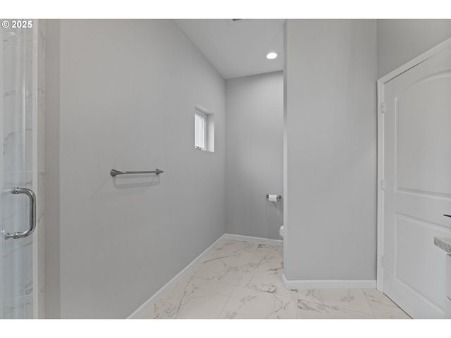 2495 CHESTER St, North Bend, OR 97459