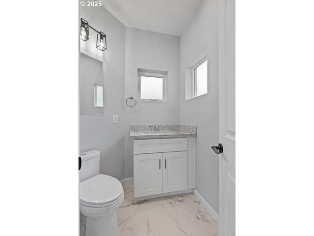 2495 CHESTER St, North Bend, OR 97459