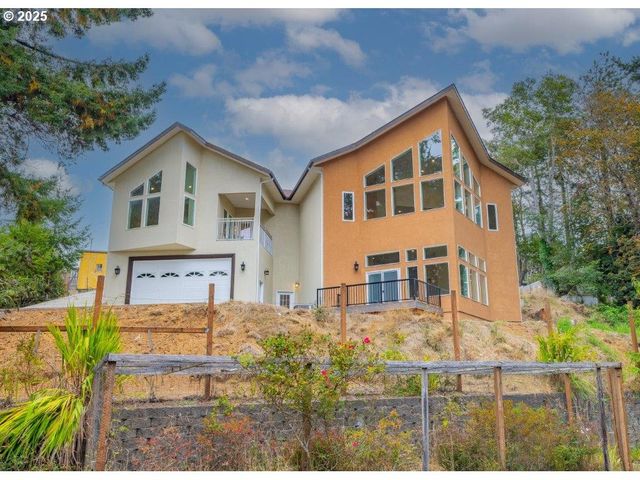 2495 CHESTER St, North Bend, OR 97459