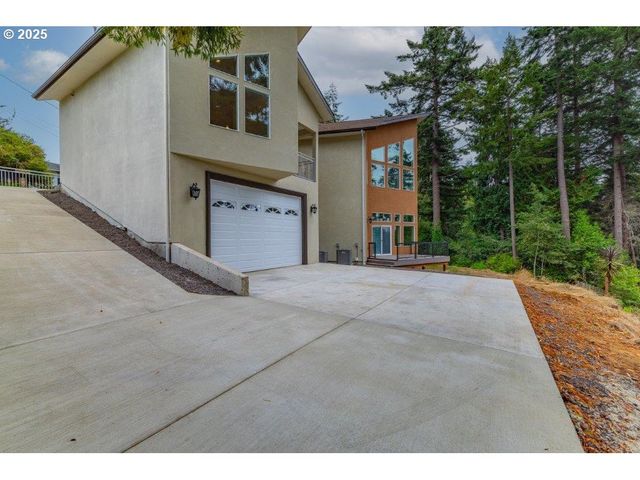 2495 CHESTER St, North Bend, OR 97459