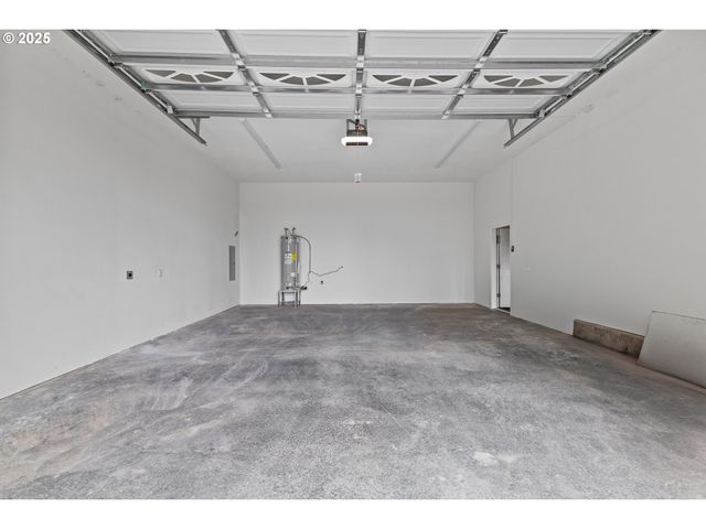 2495 CHESTER St, North Bend, OR 97459