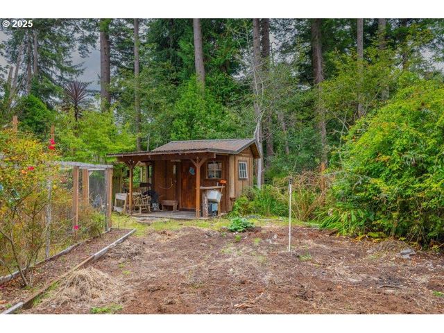 2495 CHESTER St, North Bend, OR 97459