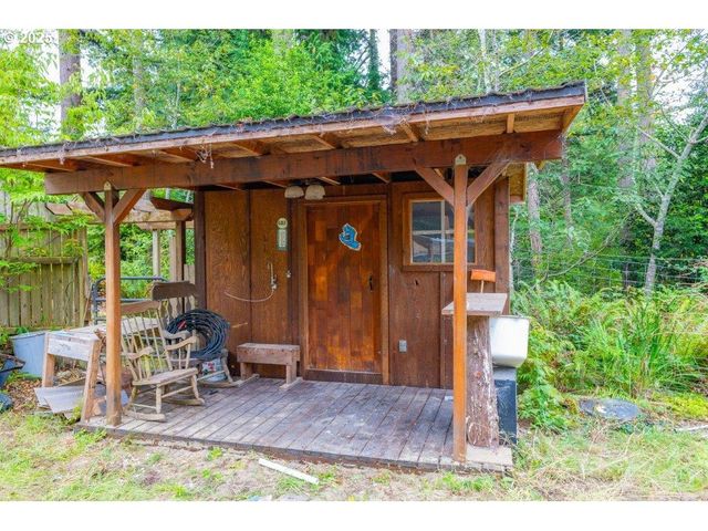 2495 CHESTER St, North Bend, OR 97459