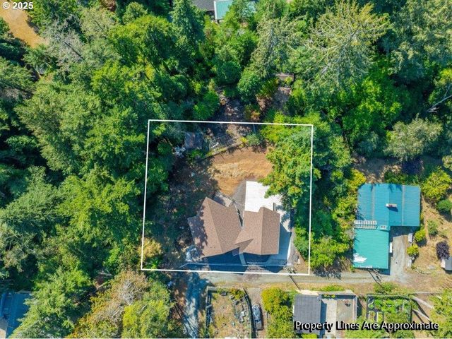 2495 CHESTER St, North Bend, OR 97459