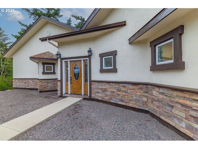 2495 CHESTER St, North Bend, OR 97459