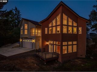 2495 CHESTER St, North Bend, OR 97459