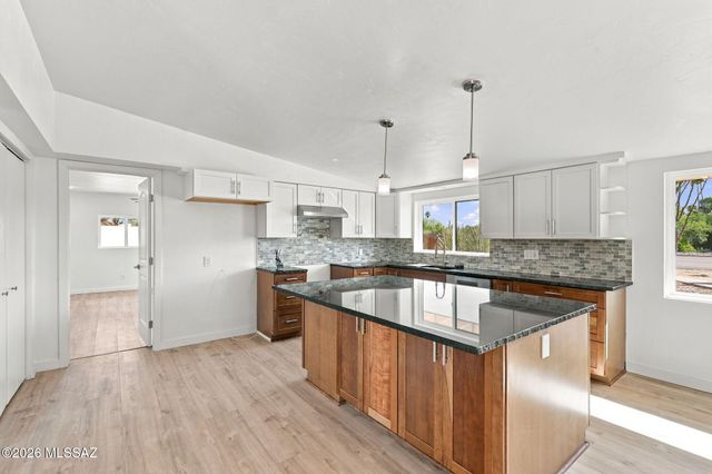 950 W Ina Road, Tucson, AZ 85704
