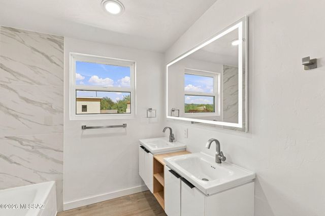 950 W Ina Road, Tucson, AZ 85704