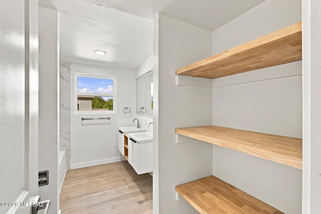 950 W Ina Road, Tucson, AZ 85704