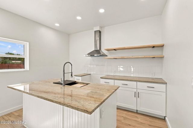 950 W Ina Road, Tucson, AZ 85704